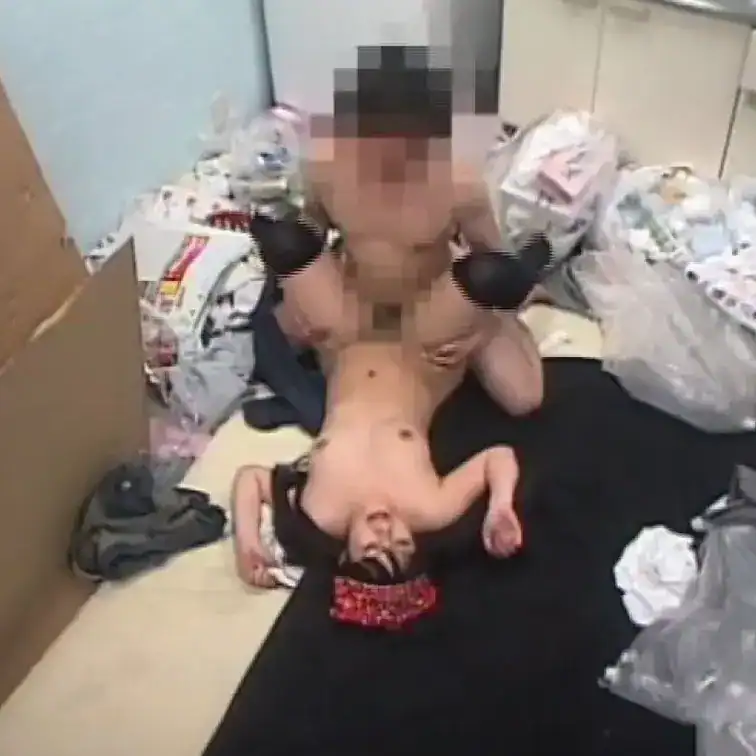 ゴミ屋敷に住むダメ親父が掃除に来たお姉さんと…　その２