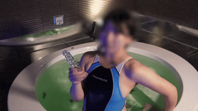 ピチピチの競泳水着着て、お風呂で…🛀💙🩵