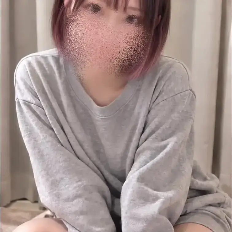この日は予定が合わず会えなかったので、朝から通話でオナニーさせました。最初は「え、通話で…？」と恥ずかしがっていた彼女。でも、いつも使っているお気に入りのおもちゃを手に取ってオナニーを始めると、あっという間にスイッチON。声を抑えきれず身体を震わせて、本気のオナニーを見せてくれました。